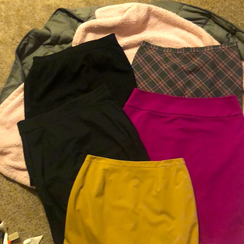THIS IS A LOT SALE. 5 size 12 Womens pencil skirts